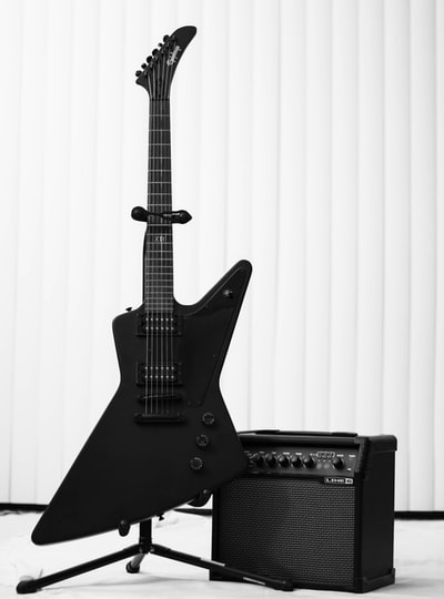 黑色电吉他和放大器